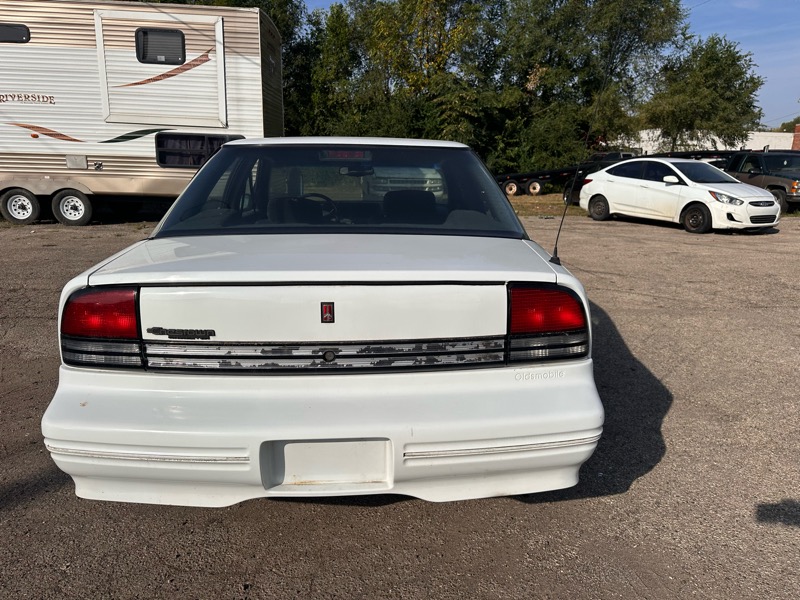 Oldsmobile Cutlass Supreme SE sedan 1994