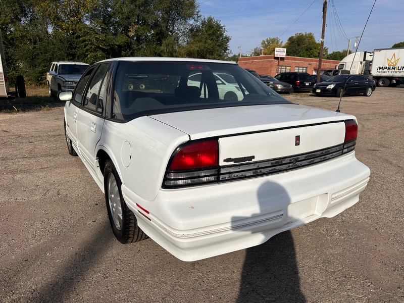 Oldsmobile Cutlass Supreme SE sedan 1994
