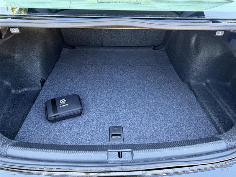 Volkswagen Passat 2.5L SE MT 2013