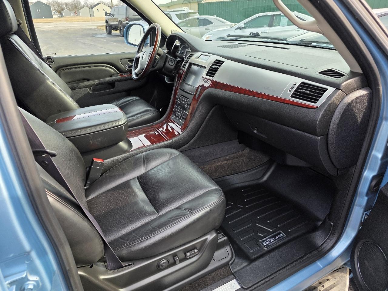 Cadillac Escalade AWD Luxury 2011