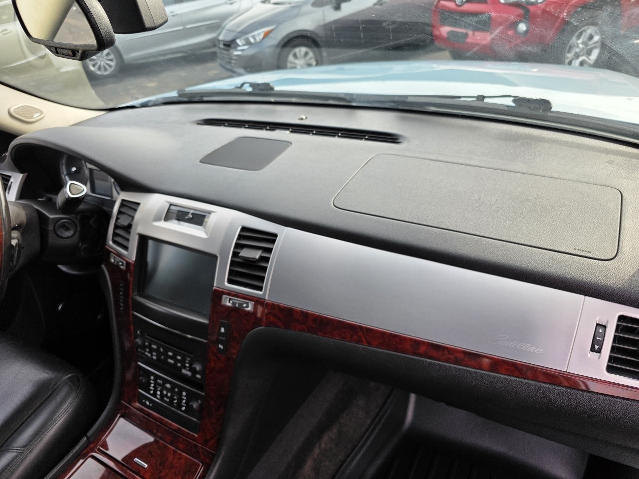 Cadillac Escalade AWD Luxury 2011