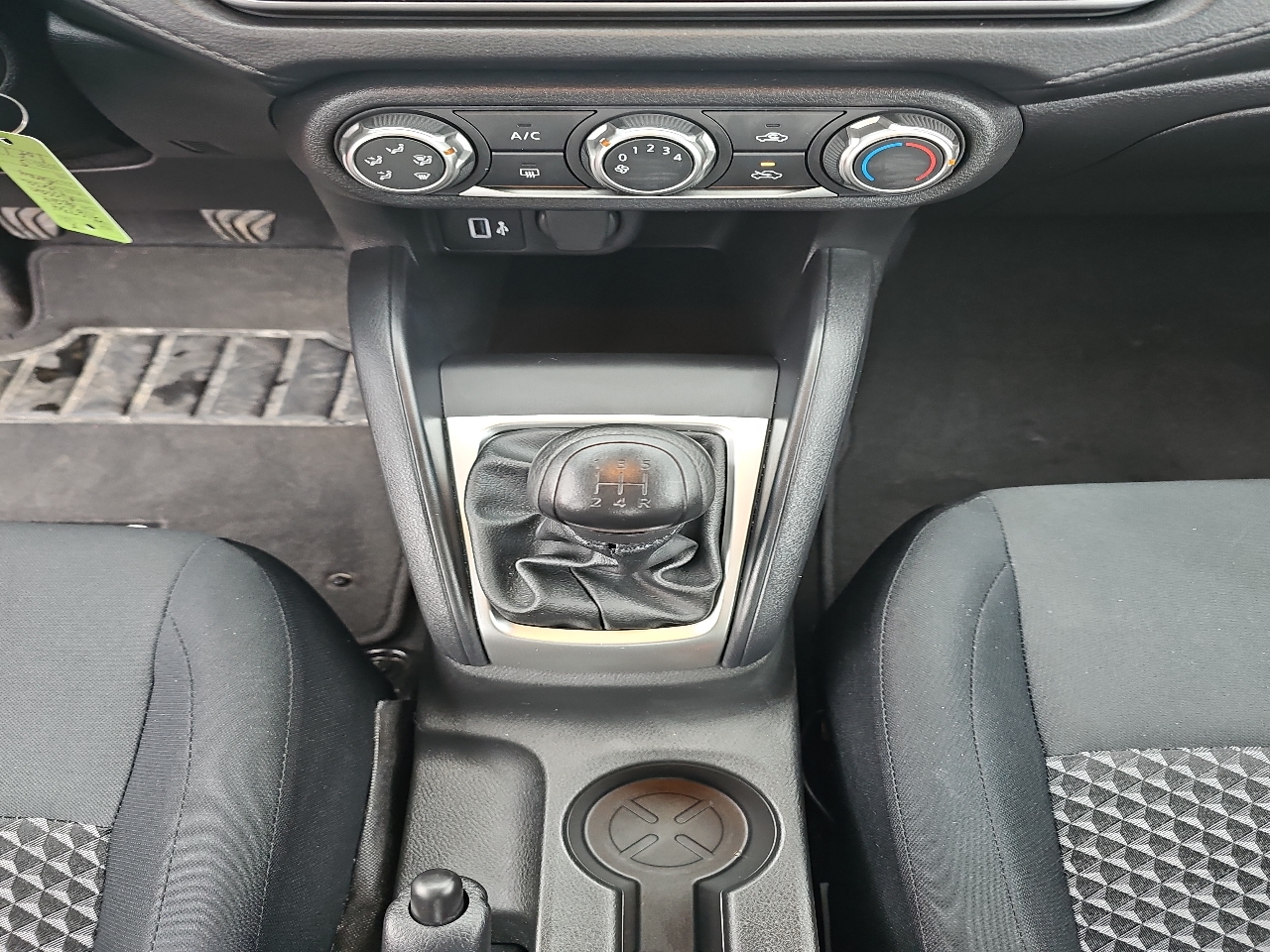 Nissan Versa S 5MT 2024