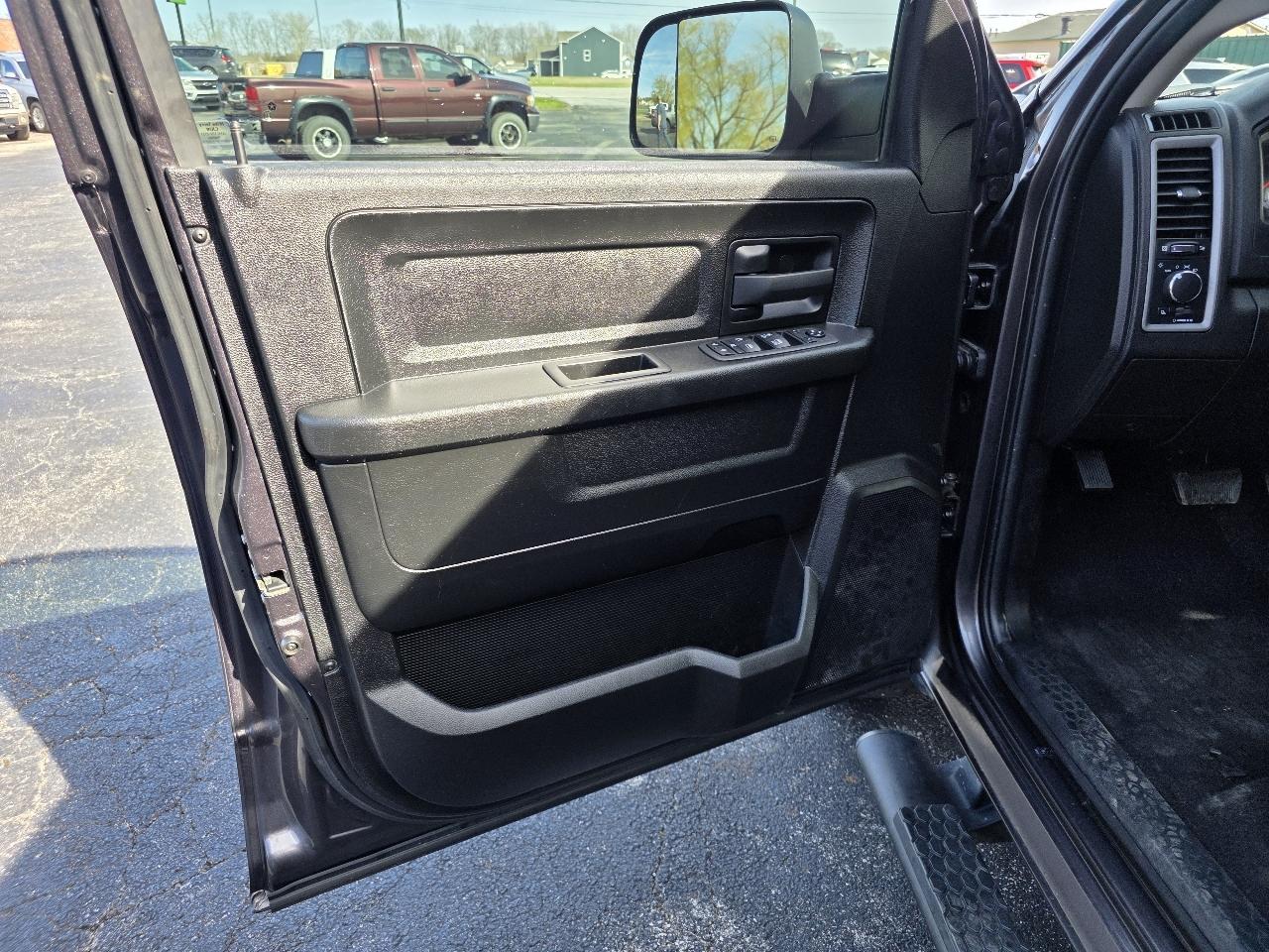 RAM 1500 Classic Tradesman Quad Cab 4WD 2021