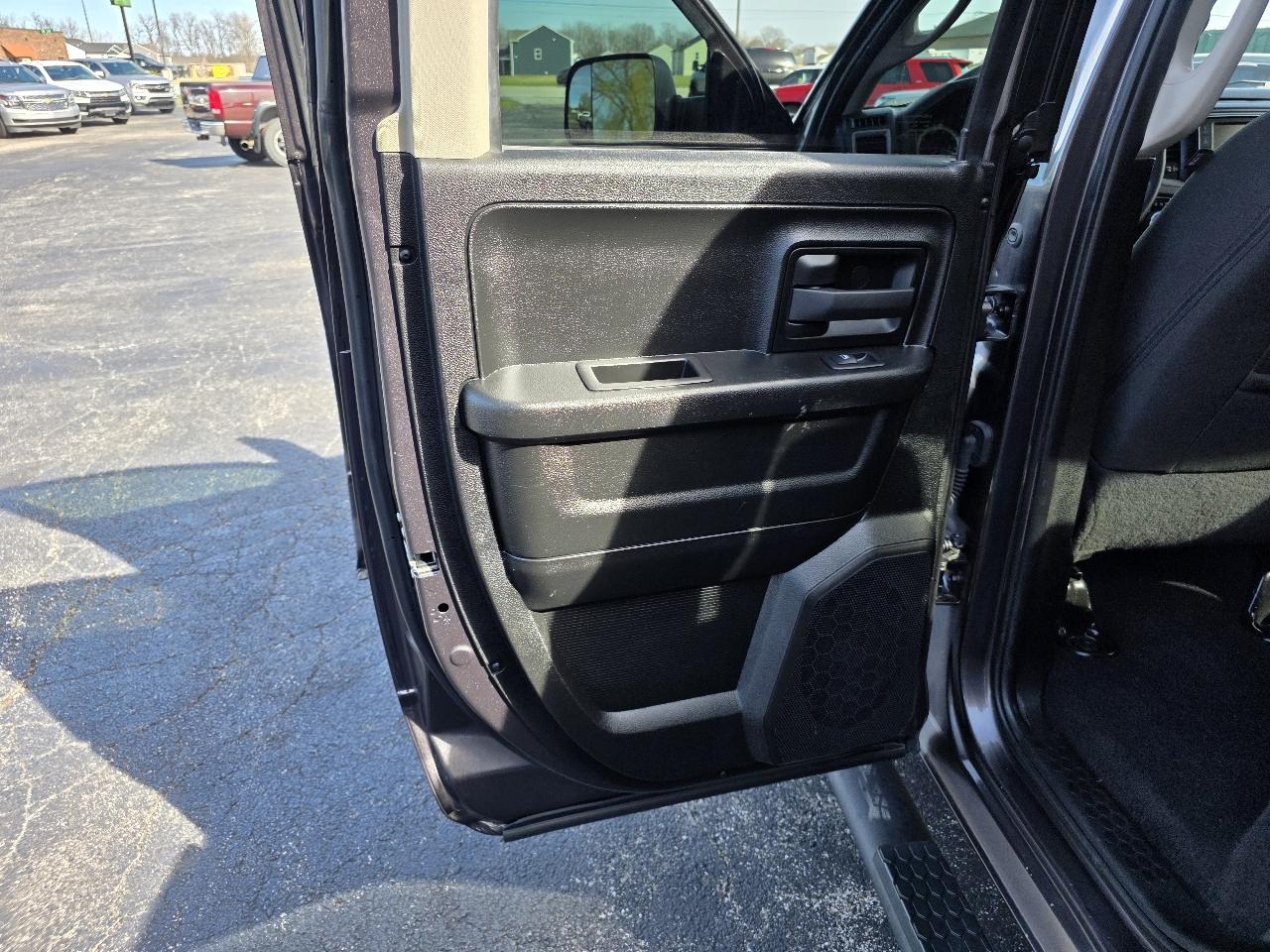 RAM 1500 Classic Tradesman Quad Cab 4WD 2021