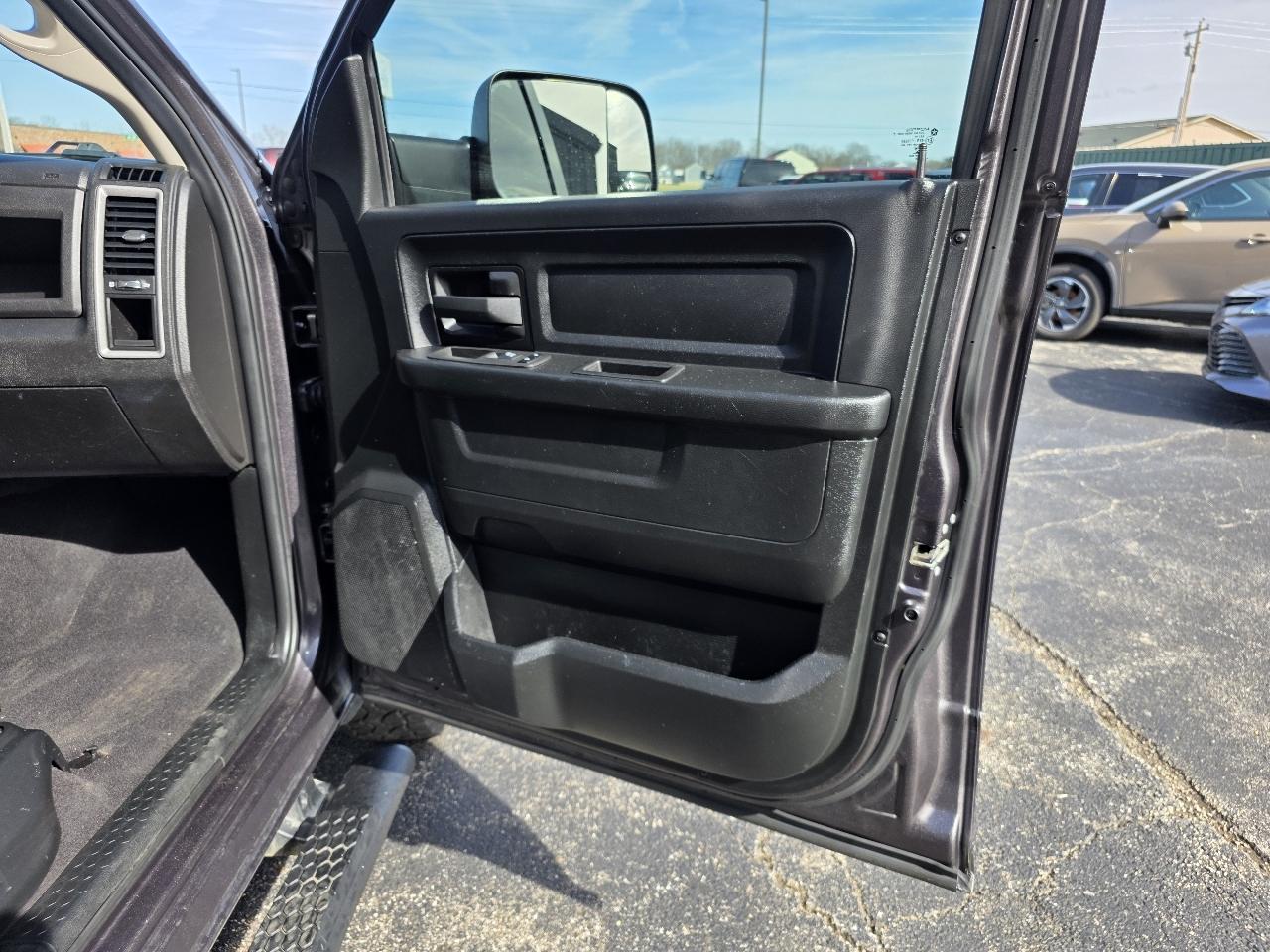 RAM 1500 Classic Tradesman Quad Cab 4WD 2021