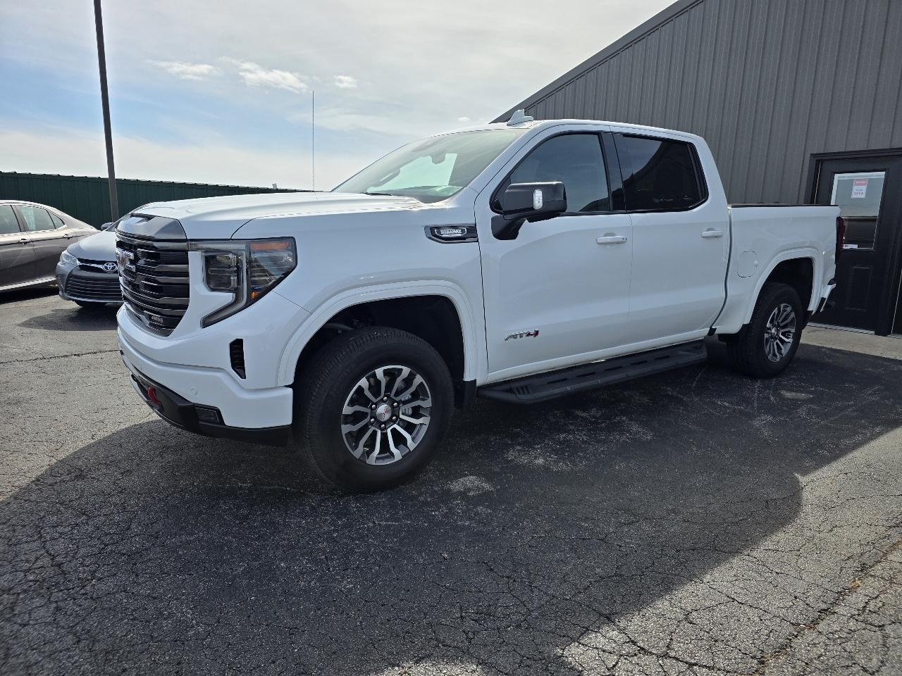 GMC Sierra 1500 AT4 Crew Cab 4WD 2022