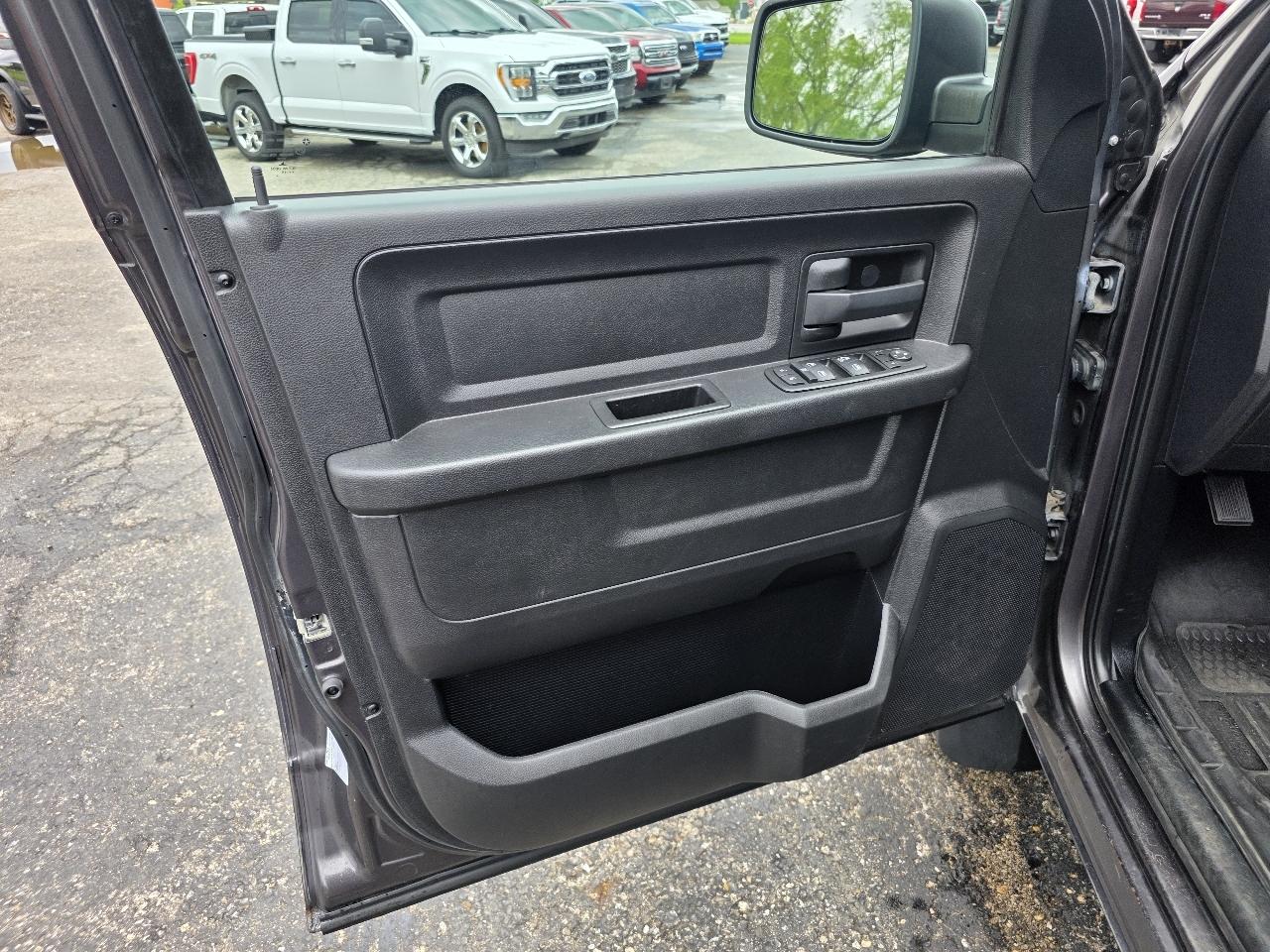 RAM 1500 Tradesman Quad Cab 4WD 2015