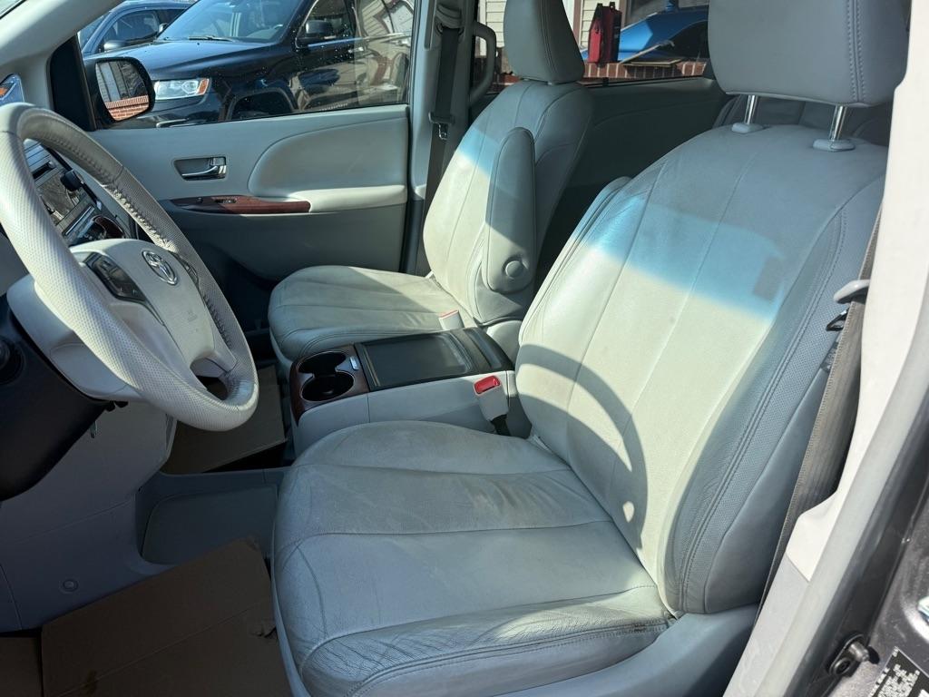 Toyota Sienna XLE FWD 8-Passenger V6 2014