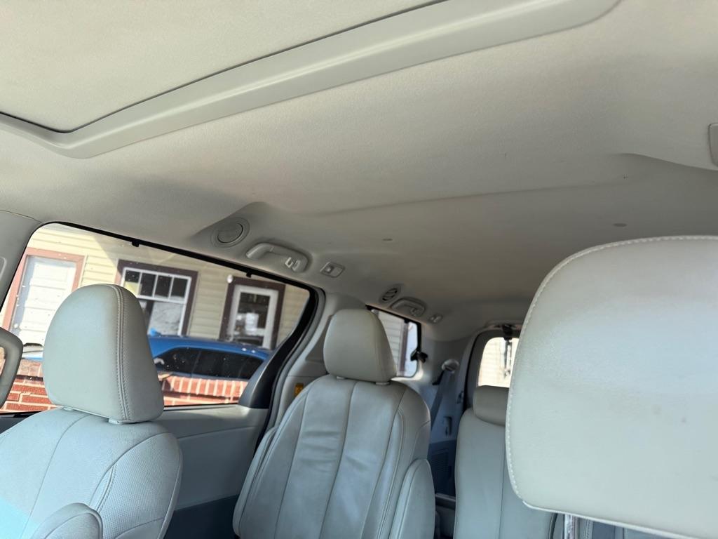 Toyota Sienna XLE FWD 8-Passenger V6 2014