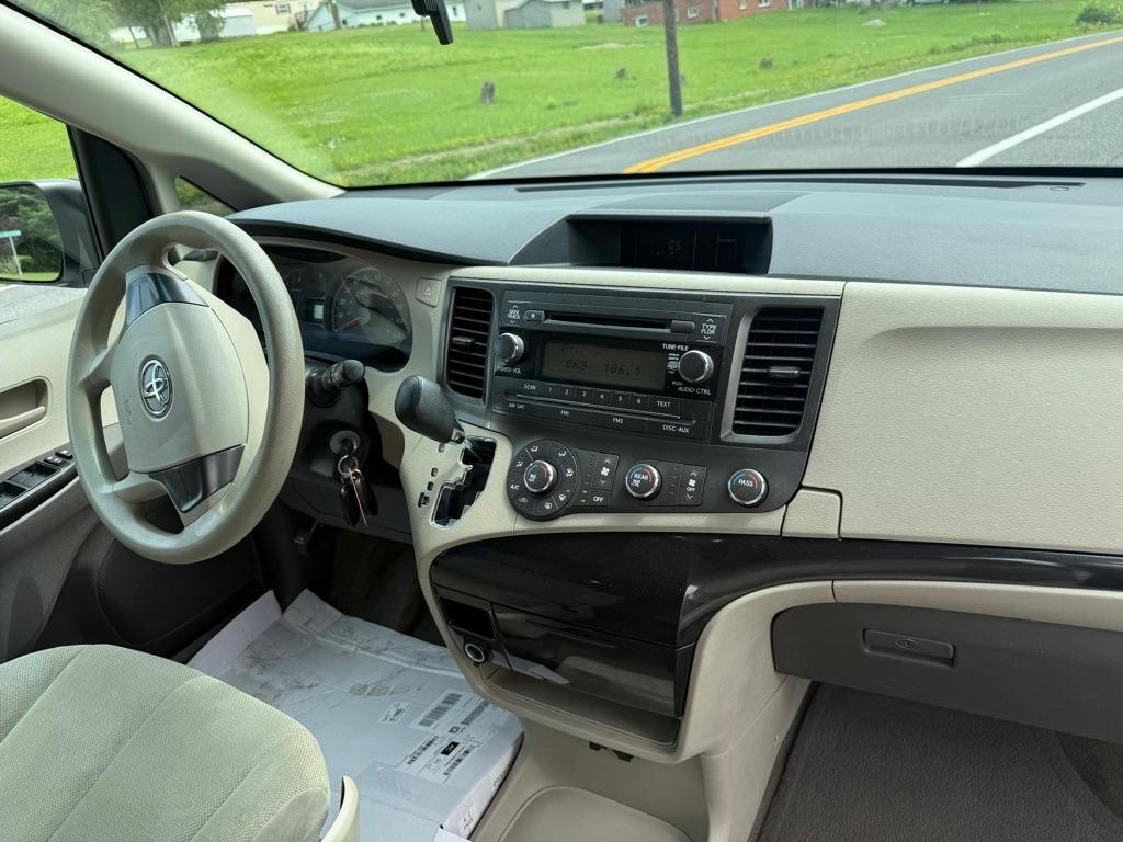 Toyota Sienna FWD 7-Passenger V6 2014