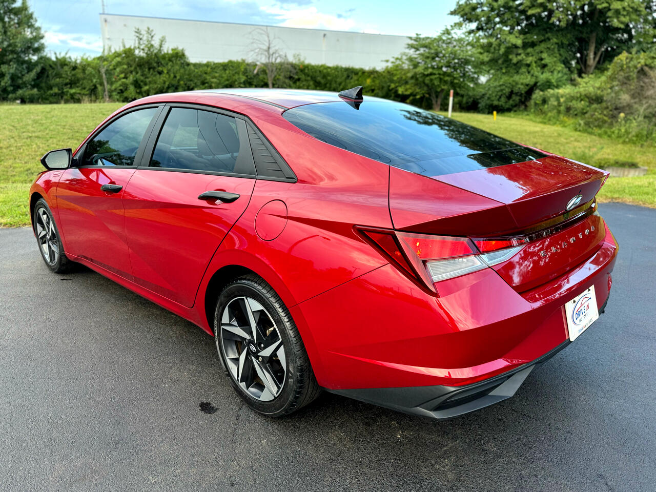 2023 Hyundai Elantra SEL photo 3