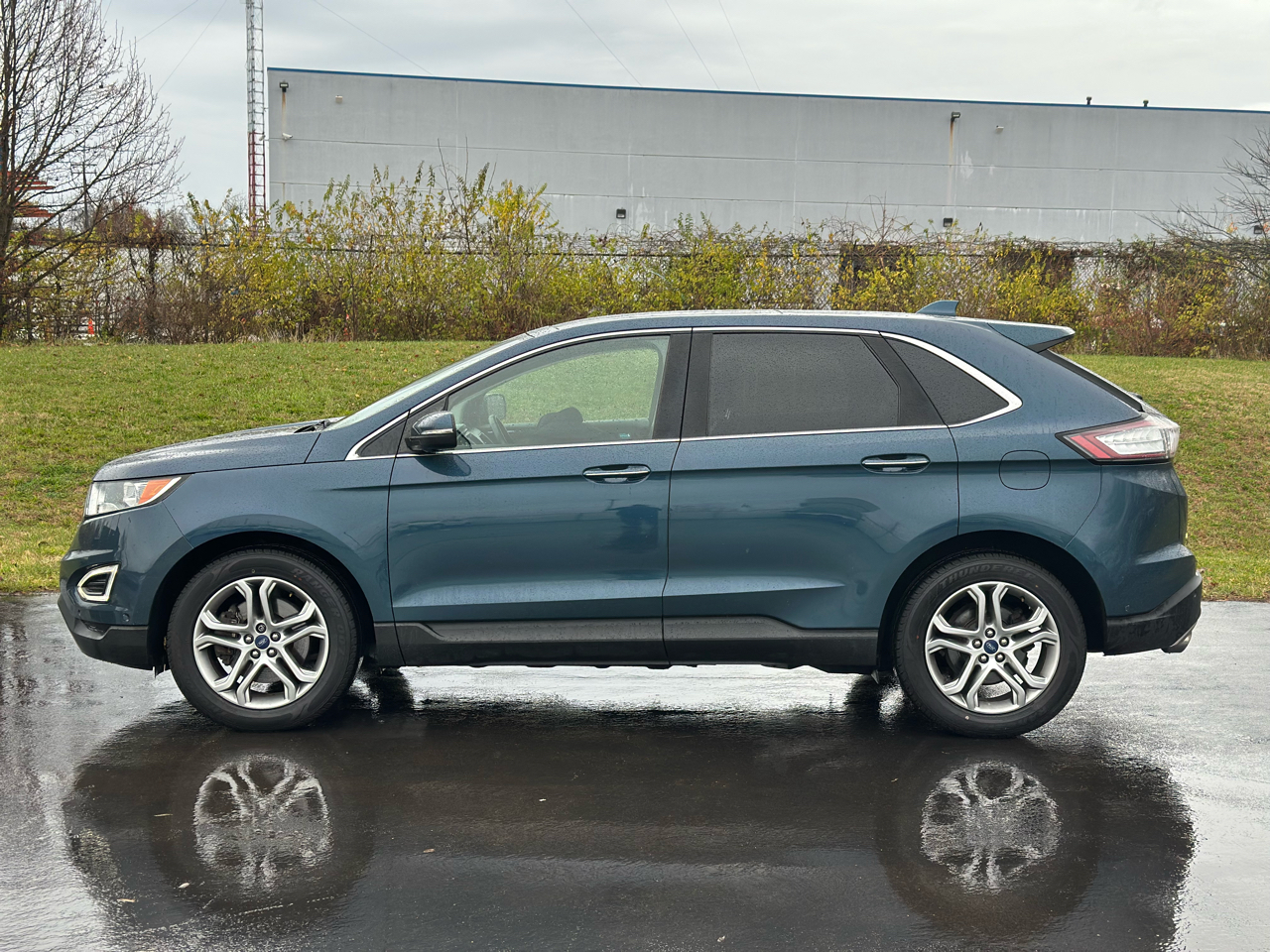 2016 Ford Edge Titanium photo 2