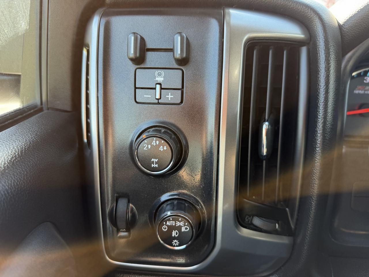 Chevrolet Silverado 2500HD Built After Aug 14 4WD Crew Cab 153.7" LT 2015