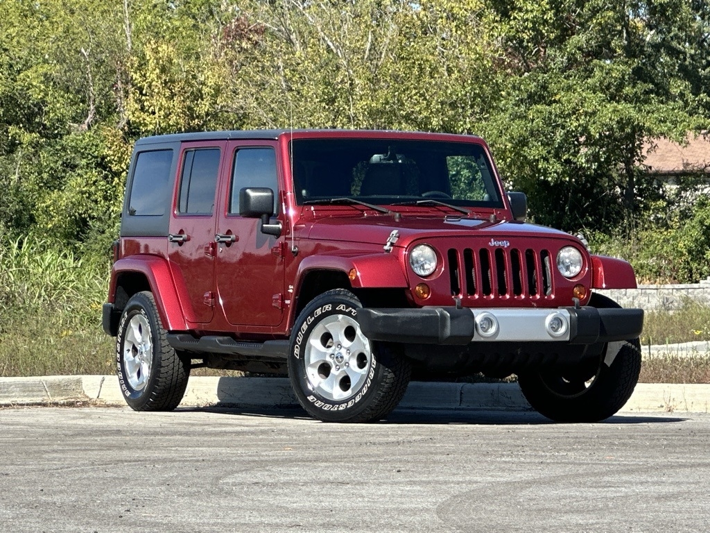 2013 Jeep Wrangler Unlimited Sahara photo 2