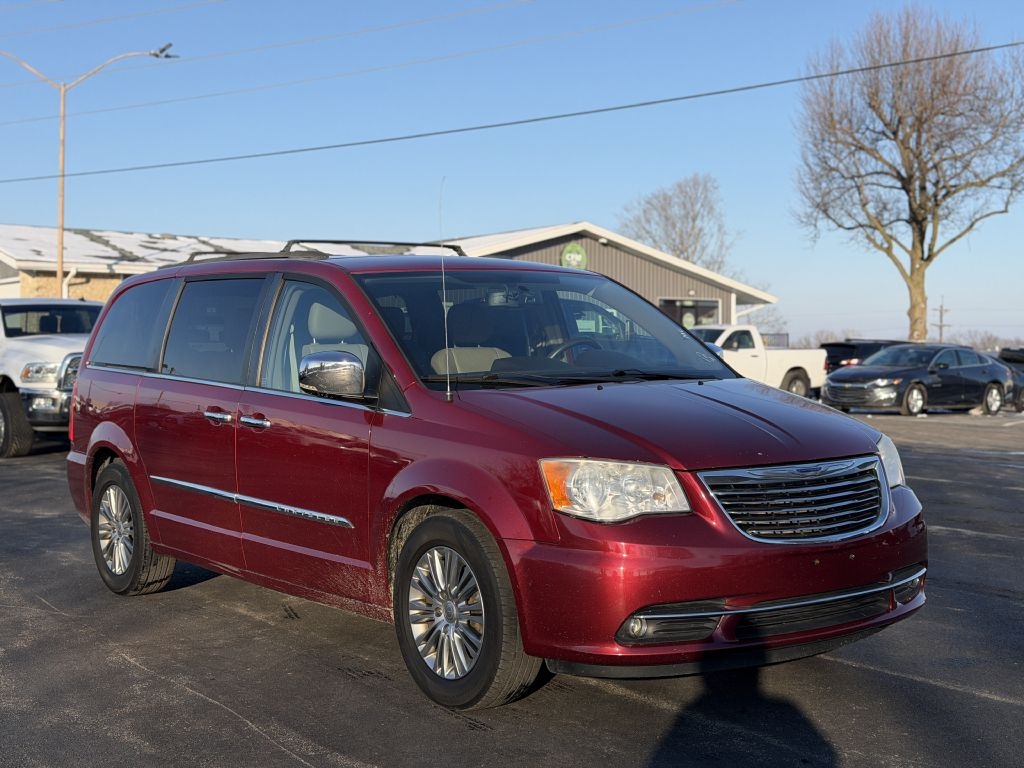 2013 Chrysler Town & Country Touring-L's photo