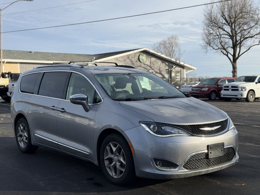 2018 Chrysler Pacifica Limited's photo