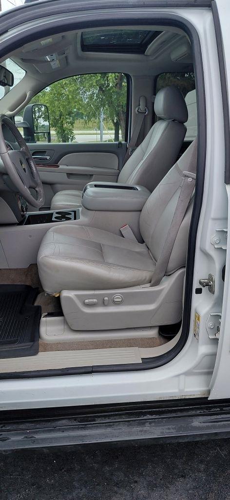 Chevrolet Suburban LT 2500 4WD 2011