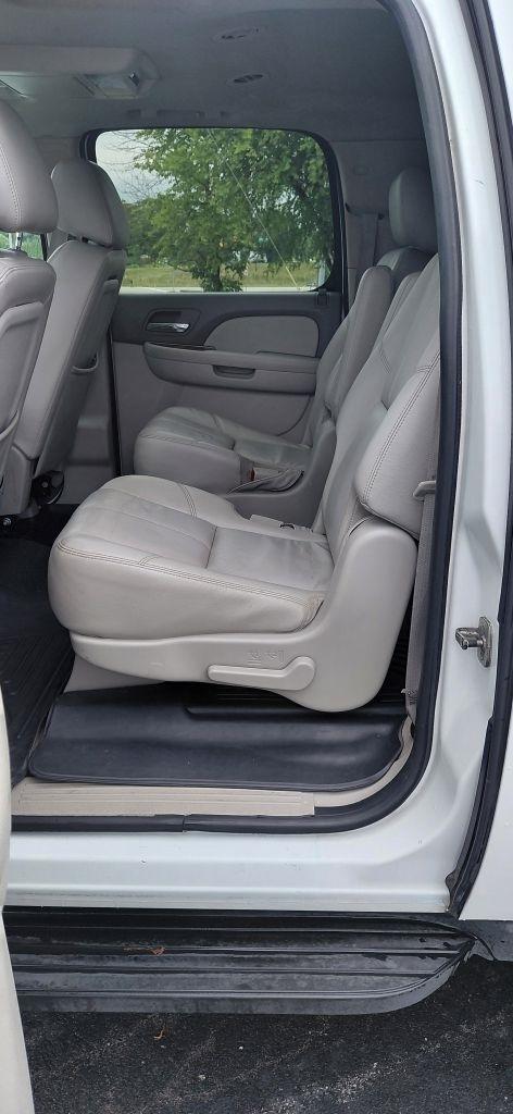 Chevrolet Suburban LT 2500 4WD 2011