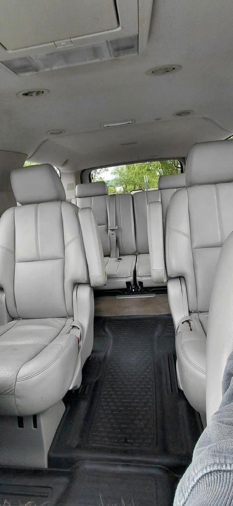 Chevrolet Suburban LT 2500 4WD 2011