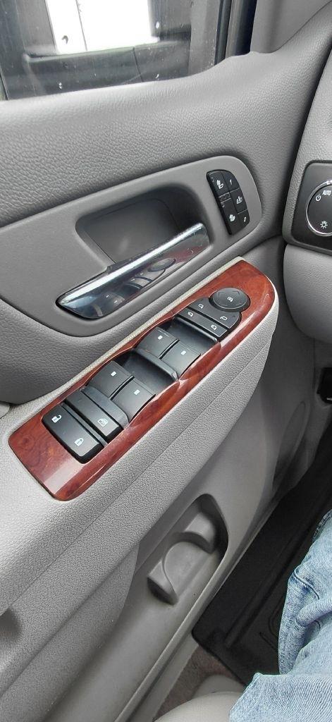 Chevrolet Suburban LT 2500 4WD 2011