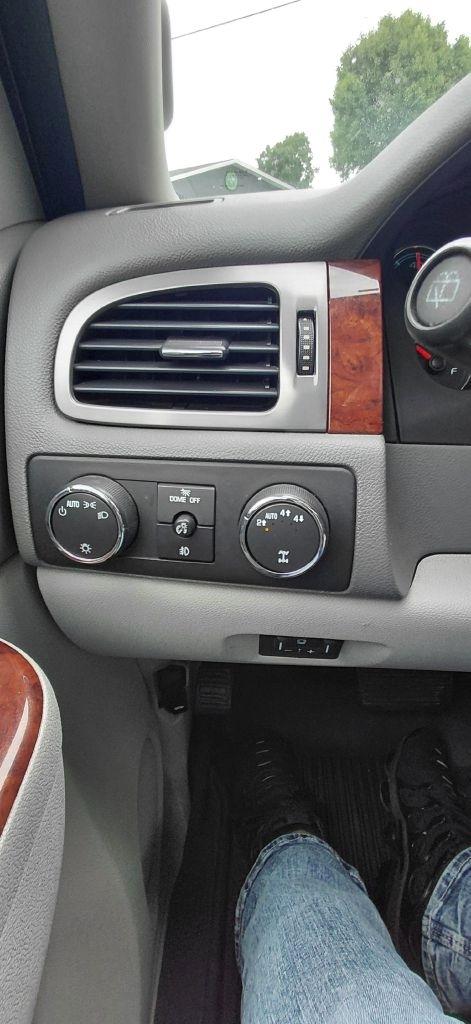 Chevrolet Suburban LT 2500 4WD 2011