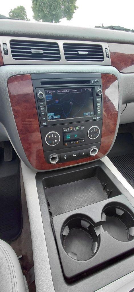 Chevrolet Suburban LT 2500 4WD 2011