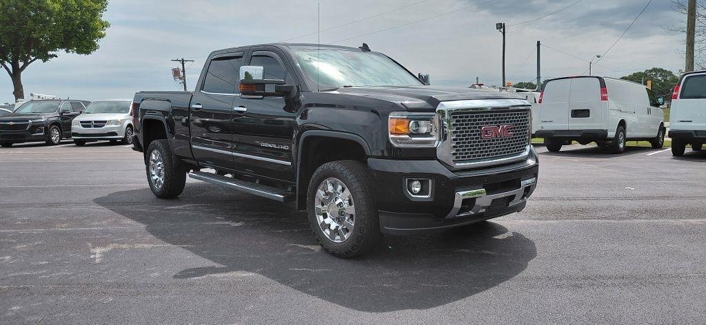 2017 GMC Sierra 4WD Crew Cab Standard Box Denali's photo