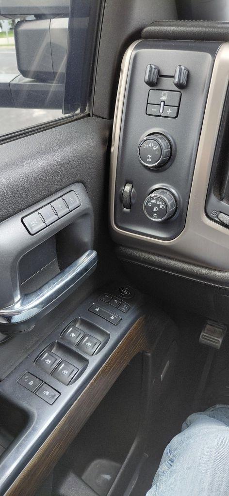 GMC Sierra 2500HD Denali Crew Cab 4WD 2017