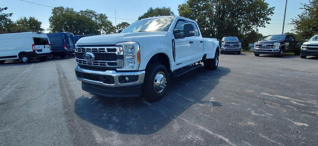 Ford F-350 SD XL Crew Cab Long Bed DRW 4WD 2026