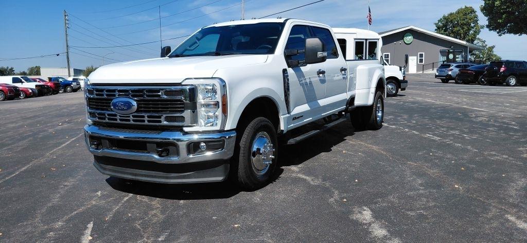Ford F-350 SD XL Crew Cab Long Bed DRW 4WD 2026