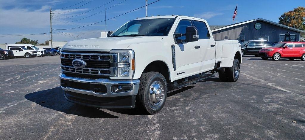 Ford F-350 SD XL Crew Cab Long Bed DRW 4WD 2026