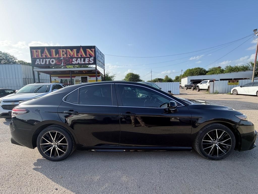 Toyota Camry SE 2021