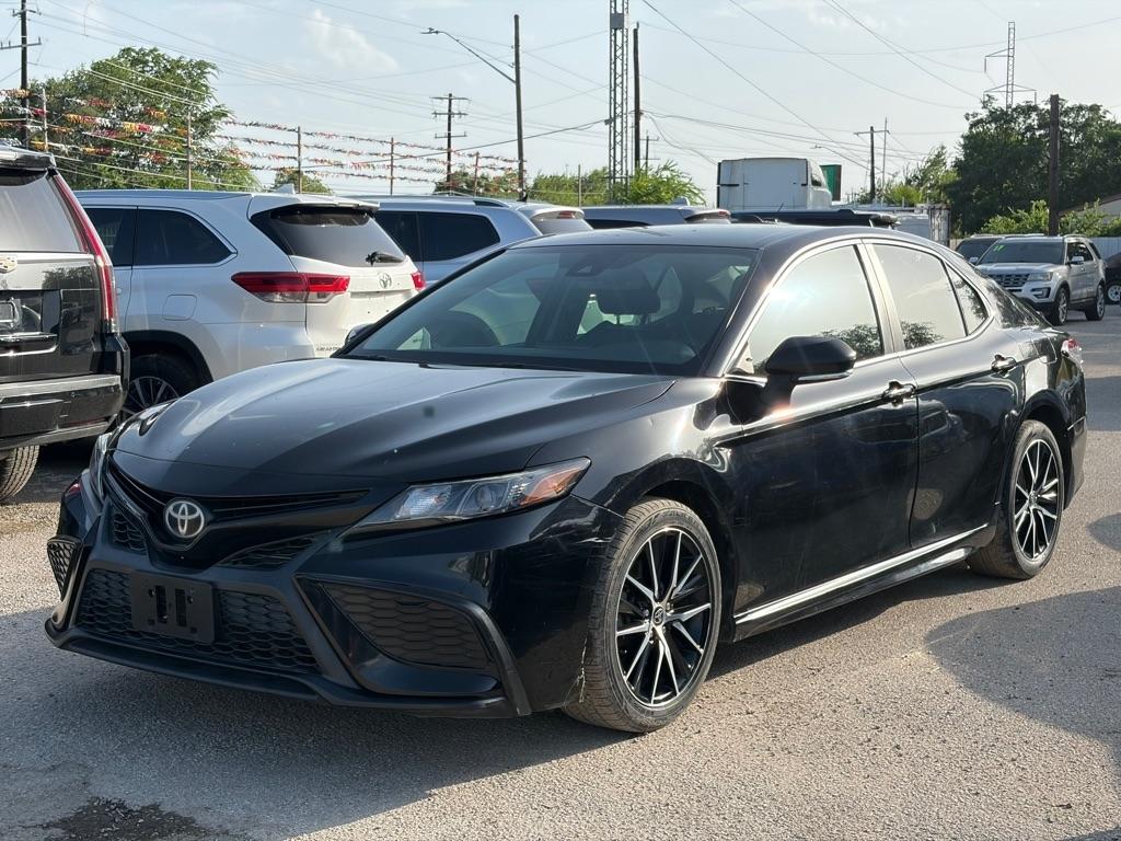Toyota Camry SE 2021
