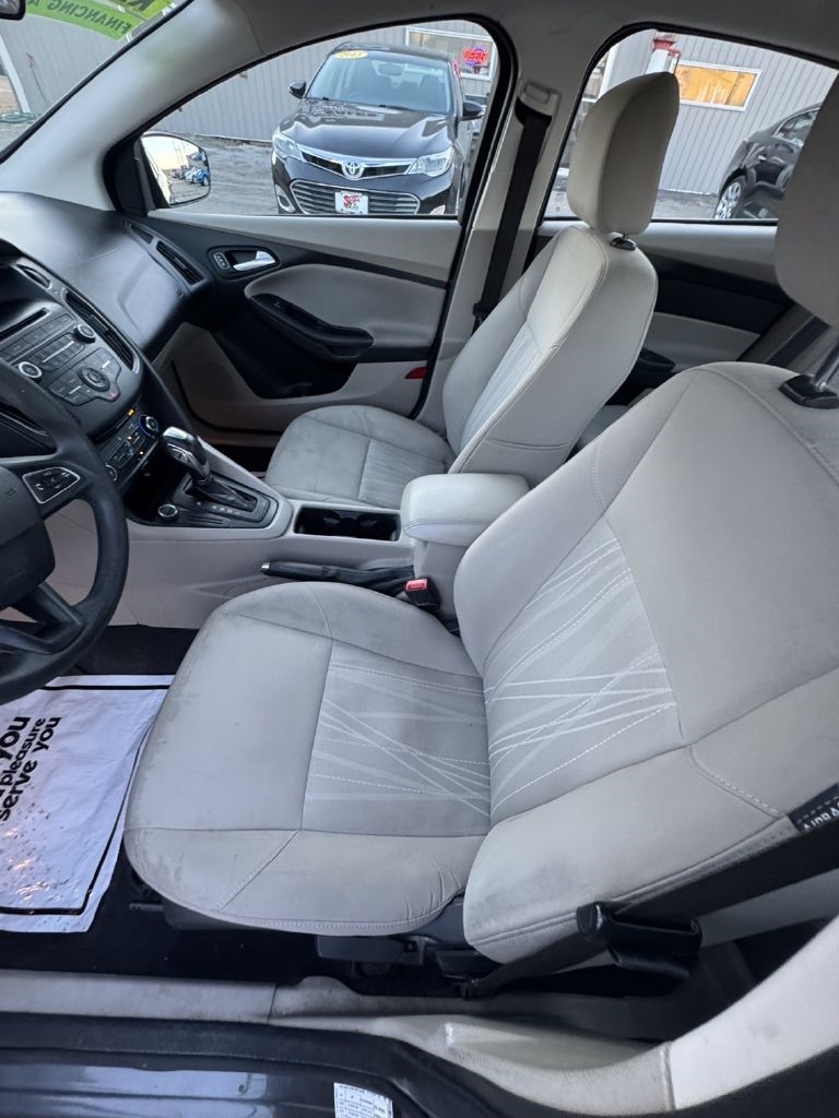 Ford Focus SE Sedan 2016