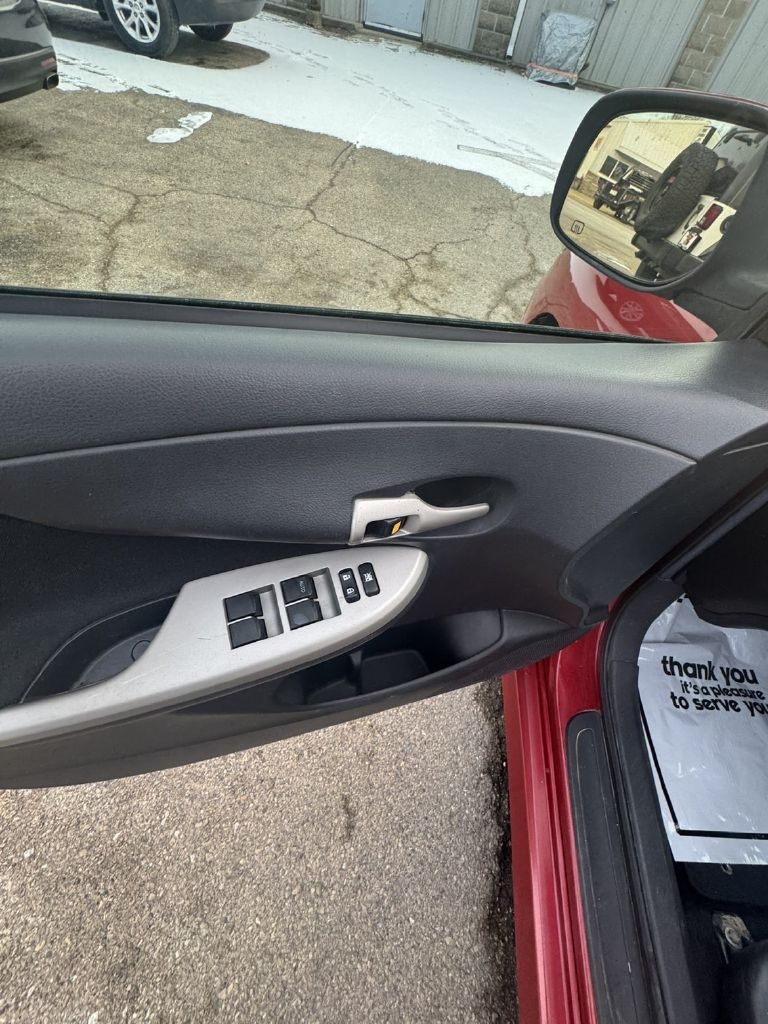 Toyota Corolla LE 4-Speed AT 2012