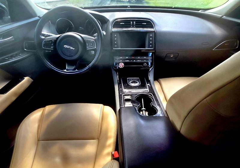 2017 Jaguar XE photo 6