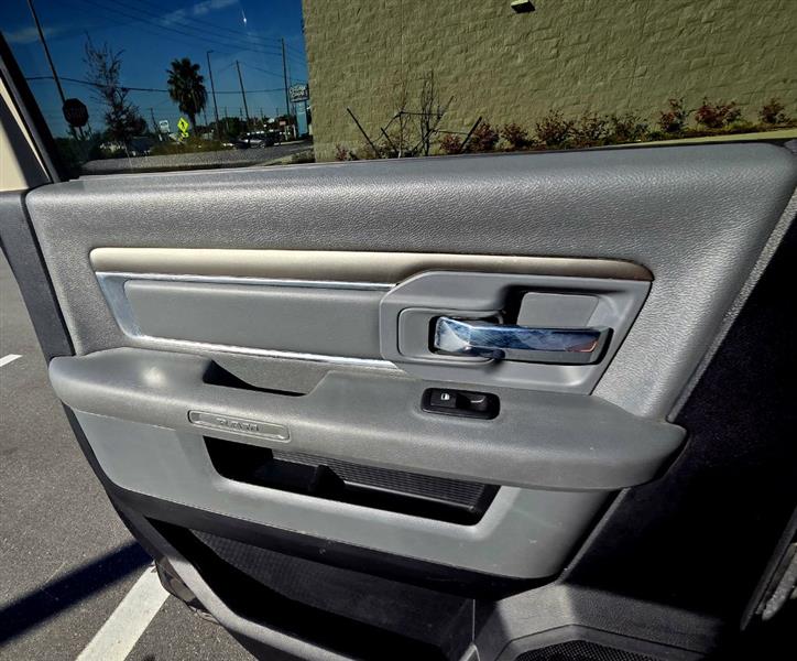 RAM 1500 SLT Crew Cab SWB 4WD 2016