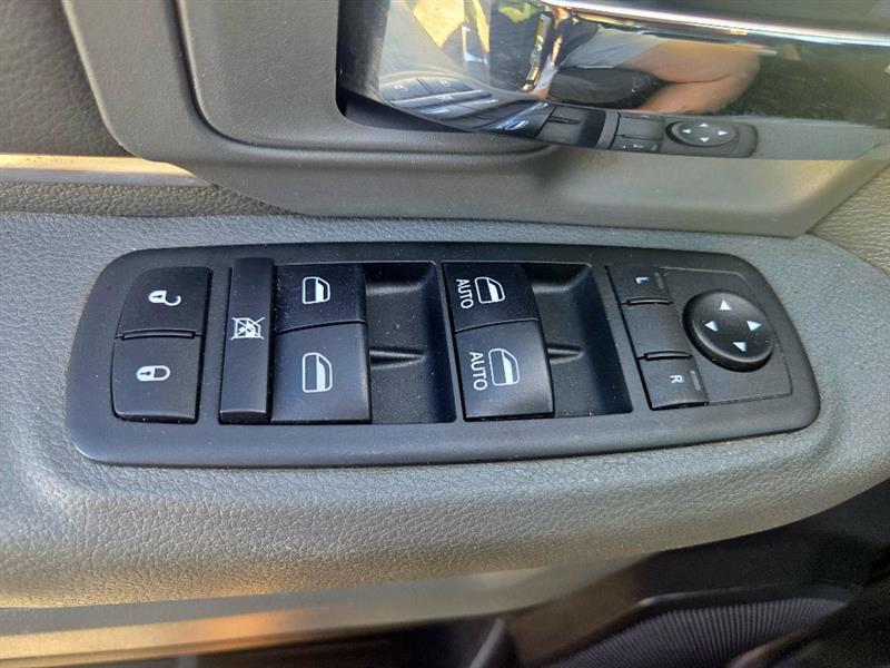 RAM 1500 SLT Crew Cab SWB 4WD 2016