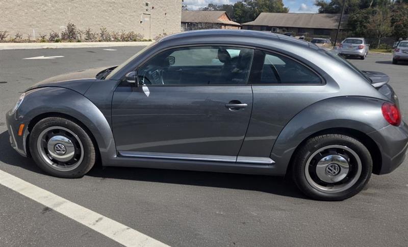 Volkswagen Beetle 2.5L w/Sunroof Sound & Nav 2012