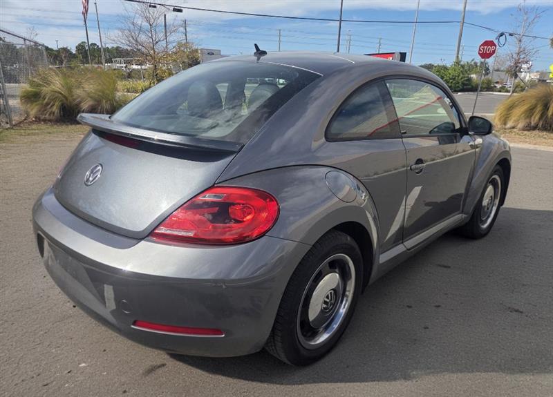 Volkswagen Beetle 2.5L w/Sunroof Sound & Nav 2012