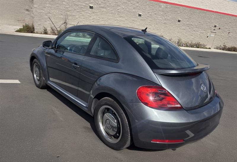 Volkswagen Beetle 2.5L w/Sunroof Sound & Nav 2012