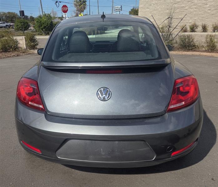 Volkswagen Beetle 2.5L w/Sunroof Sound & Nav 2012