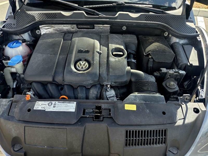 Volkswagen Beetle 2.5L w/Sunroof Sound & Nav 2012
