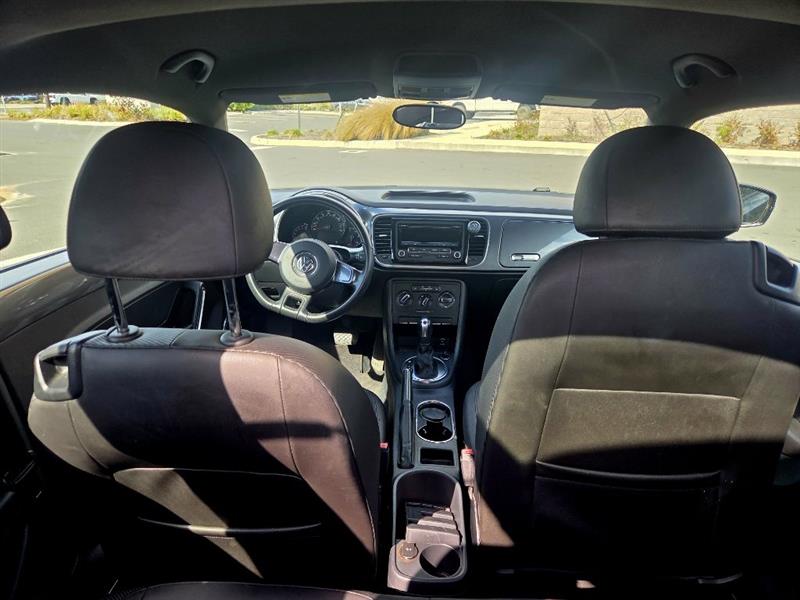 Volkswagen Beetle 2.5L w/Sunroof Sound & Nav 2012