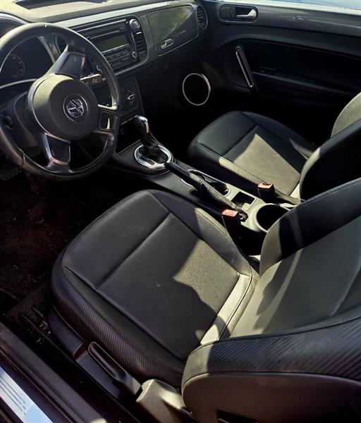 Volkswagen Beetle 2.5L w/Sunroof Sound & Nav 2012