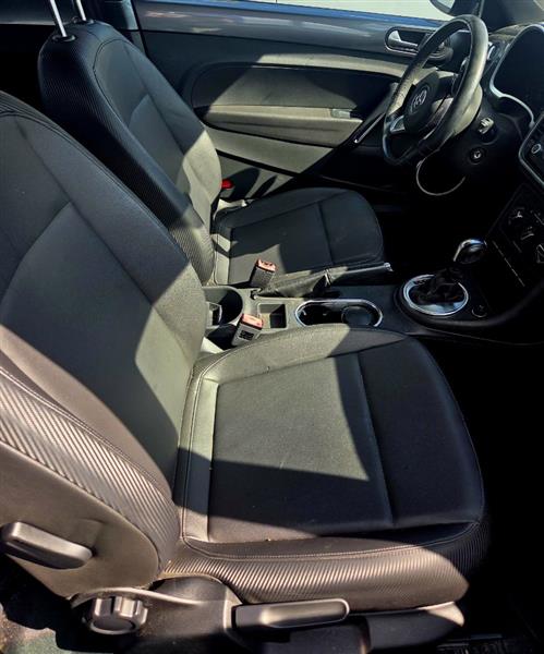 Volkswagen Beetle 2.5L w/Sunroof Sound & Nav 2012