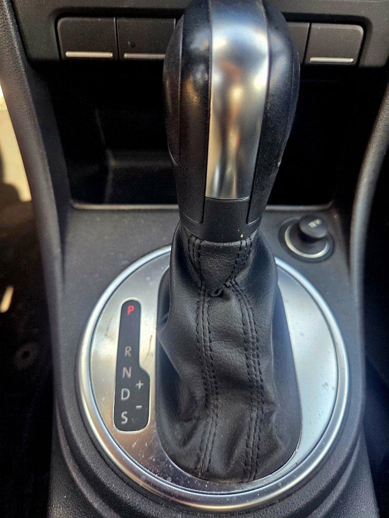 Volkswagen Beetle 2.5L w/Sunroof Sound & Nav 2012