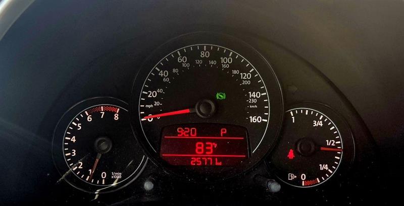 Volkswagen Beetle 2.5L w/Sunroof Sound & Nav 2012