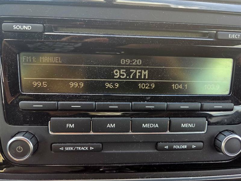 Volkswagen Beetle 2.5L w/Sunroof Sound & Nav 2012