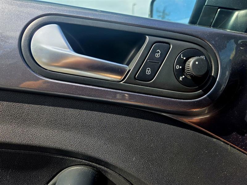 Volkswagen Beetle 2.5L w/Sunroof Sound & Nav 2012